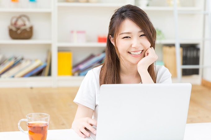 PCで占いサイトを探す女性